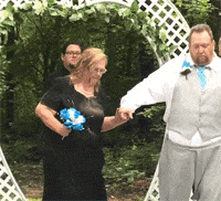 論合身的衣服有多重要？一男子在婚禮上走著走著褲子掉了，實在尷尬至極